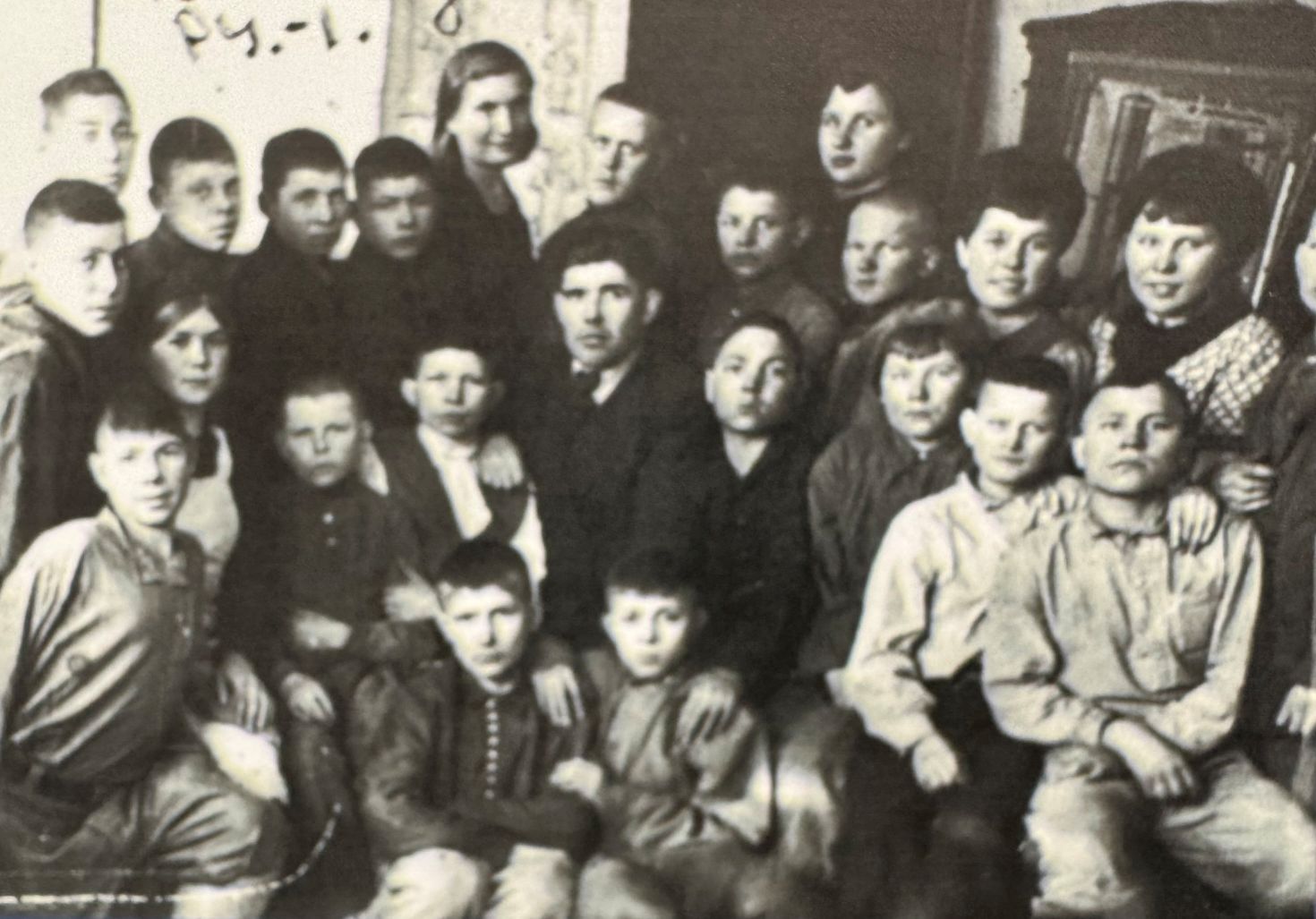 Группа формовщиков. В центре мастер Мацвай П.А. 1942г.
