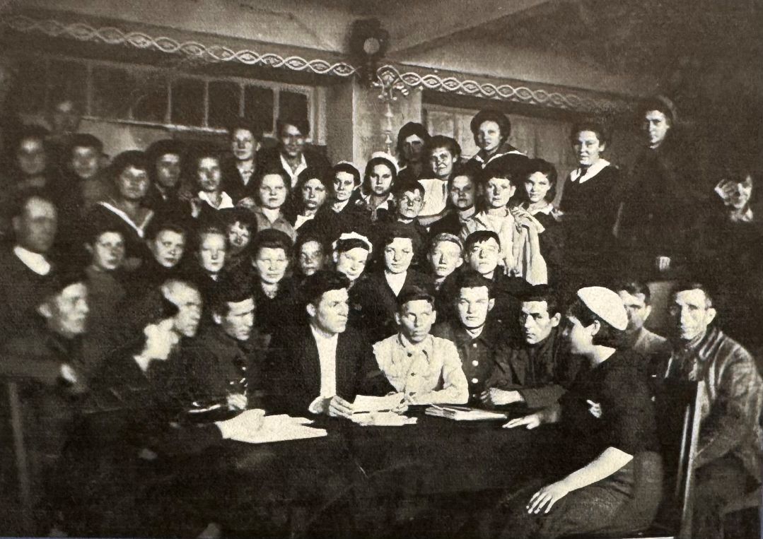 Учащиеся и преподаватели училища. 1942г.